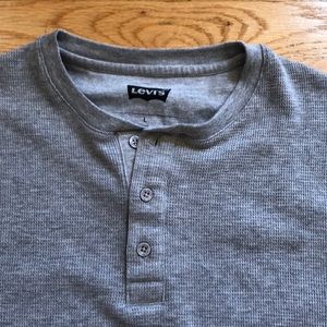 Men’s Levi’s gray henley